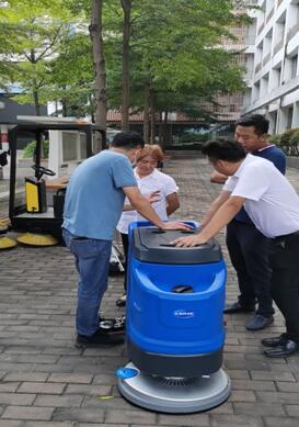 潔臣士掃地車(chē)、洗地機進(jìn)駐高級中學(xué)，從此輕松做保潔(圖1)