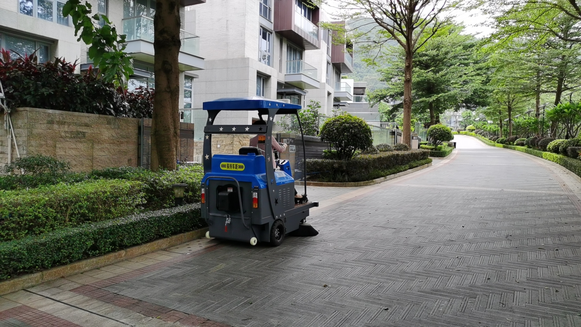 小區物業(yè)使用掃地車(chē)做路面清掃工作(圖1)